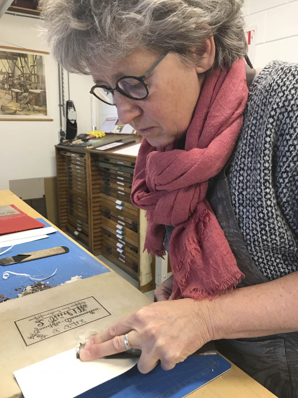 Wilma van Driel aan het werk Boekbinderij Papyrus
